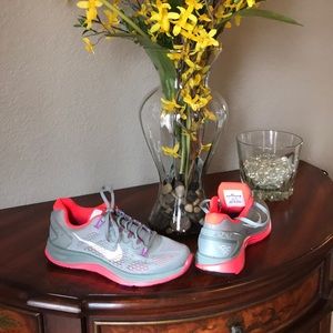 Nike woman’s NEW Lunarlon size 8 tennis shoe
